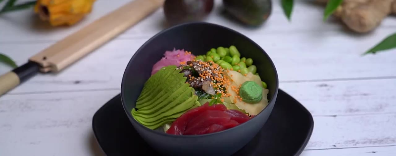 PM Classic poke bowl being built